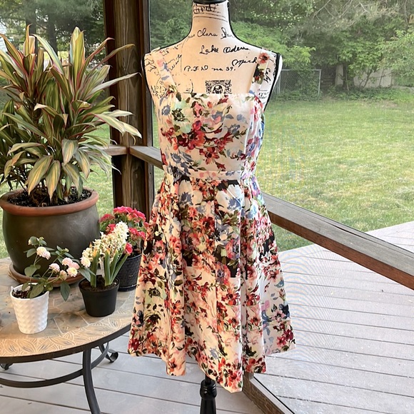 Gabby Skye floral dress sized 6 - Picture 1 of 4